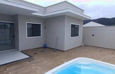 Imagem: A casa possui 3 Dormitórios, 2 Banheiros, 2 Vagas na garagem