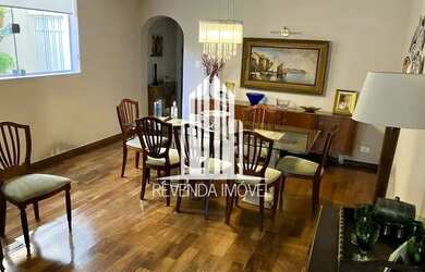 Imagem: A casa possui 4 Dormitórios, 3 Banheiros, 2 Vagas na garagem