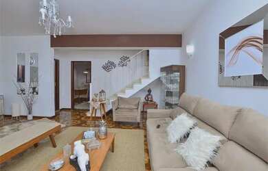 Imagem: A casa possui 3 Dormitórios, 4 Banheiros, 2 Vagas na garagem