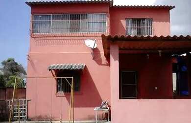 Imagem: A casa possui 4 Dormitórios, 2 Banheiros, 5 Vagas na garagem