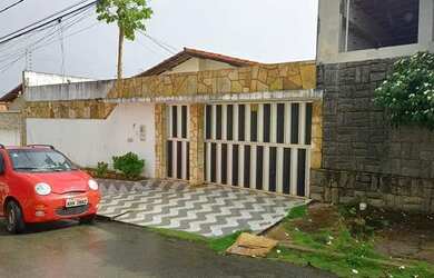 Imagem: A casa possui 2 Dormitórios, 2 Banheiros, 2 Vagas na garagem