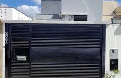 Imagem: A casa possui 3 Dormitórios, 2 Banheiros, 1 Vaga na garagem