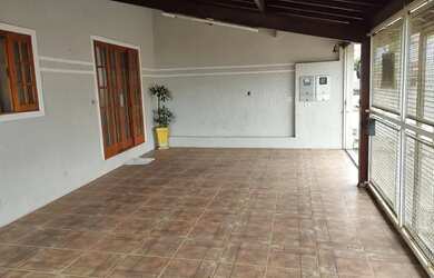 Imagem: A casa possui 3 Dormitórios, 1 Banheiro, 4 Vagas na garagem