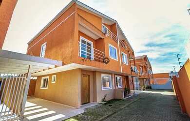 Imagem: A casa possui 3 Dormitórios, 3 Banheiros, 2 Vagas na garagem