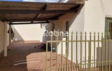 Imagem: A casa possui 3 Dormitórios, 2 Banheiros, 1 Vaga na garagem