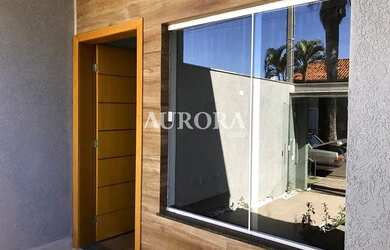 Imagem: A casa possui 3 Dormitórios, 2 Banheiros, 2 Vagas na garagem