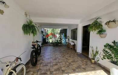 Imagem: A casa possui 2 Dormitórios, 1 Banheiro, 2 Vagas na garagem