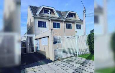 Imagem: A casa possui 3 Dormitórios, 3 Banheiros, 2 Vagas na garagem