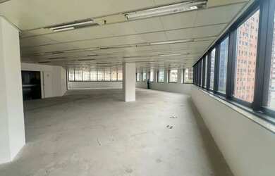 Imagem: O depósito possui 5 Vagas na garagem, 405m² de Área e está