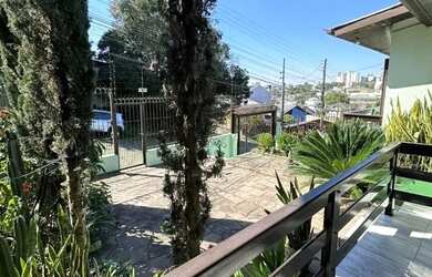 Imagem: A casa possui 4 Dormitórios, 2 Banheiros, 3 Vagas na garagem