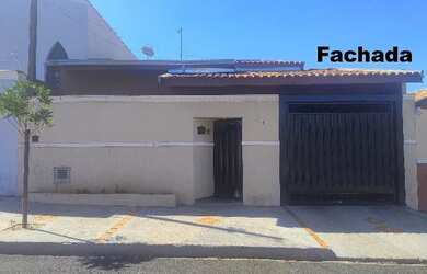 Imagem: A casa possui 4 Dormitórios, 3 Banheiros, 2 Vagas na garagem