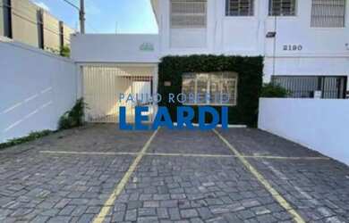 Imagem: O depósito possui 5 Vagas na garagem, 230m² de Área e está