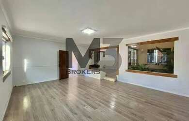 Imagem: A casa possui 3 Dormitórios, 3 Banheiros, 240m² de Área e