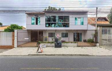 Imagem: A casa possui 4 Dormitórios, 3 Banheiros, 4 Vagas na garagem