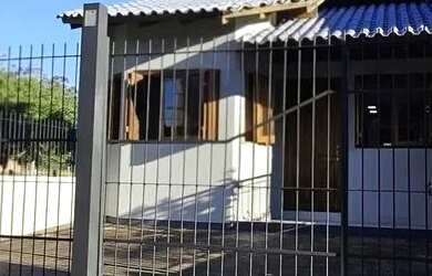 Imagem: A casa possui 2 Dormitórios, 1 Banheiro, 2 Vagas na garagem