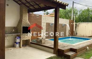 Imagem: A casa possui 3 Dormitórios, 2 Banheiros, 2 Vagas na garagem