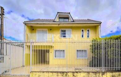 Imagem: A casa possui 3 Dormitórios, 3 Banheiros, 2 Vagas na garagem