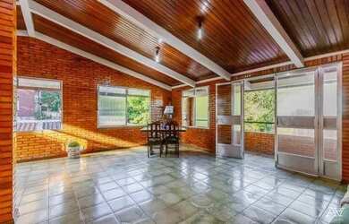 Imagem: A casa possui 5 Dormitórios, 4 Banheiros, 2 Vagas na garagem