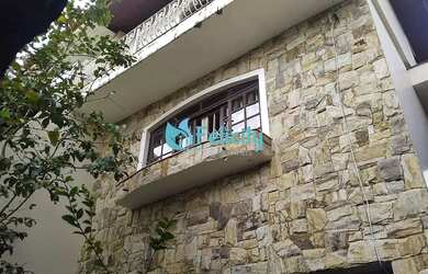 Imagem: A casa possui 3 Dormitórios, 3 Banheiros, 4 Vagas na garagem