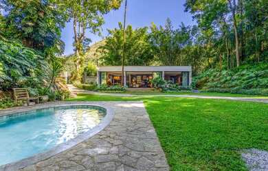 Imagem: A casa possui 2 Dormitórios, 3 Banheiros, 5 Vagas na garagem