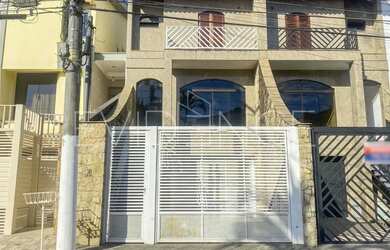 Imagem: A casa possui 4 Dormitórios, 3 Banheiros, 4 Vagas na garagem