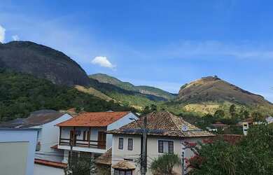 Imagem: A casa possui 4 Dormitórios, 5 Banheiros, 3 Vagas na garagem