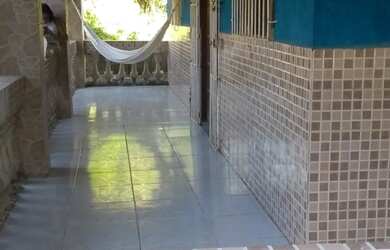 Imagem: A casa possui 3 Dormitórios, 2 Banheiros, 3 Vagas na garagem