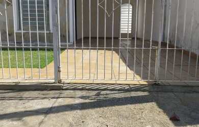 Imagem: A casa possui 3 Dormitórios, 1 Banheiro, 2 Vagas na garagem