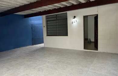 Imagem: A casa possui 3 Dormitórios, 1 Banheiro, 3 Vagas na garagem