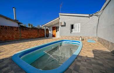 Imagem: A casa possui 3 Dormitórios, 2 Banheiros, 2 Vagas na garagem