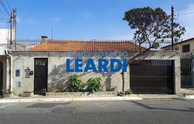 Imagem: A casa possui 4 Dormitórios, 5 Banheiros, 4 Vagas na garagem