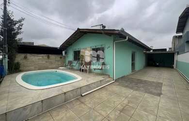 Imagem: A casa possui 3 Dormitórios, 1 Banheiro, 3 Vagas na garagem