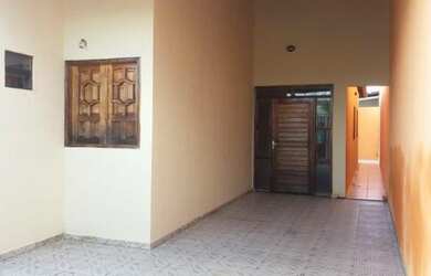 Imagem: A casa possui 3 Dormitórios, 2 Banheiros, 1 Vaga na garagem