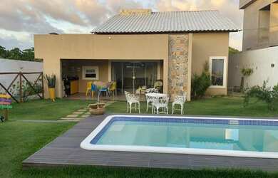 Imagem: A casa possui 3 Dormitórios, 2 Vagas na garagem e está localizado