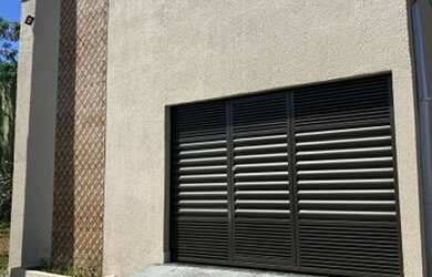 Imagem: A casa possui 2 Dormitórios, 1 Banheiro, 1 Vaga na garagem