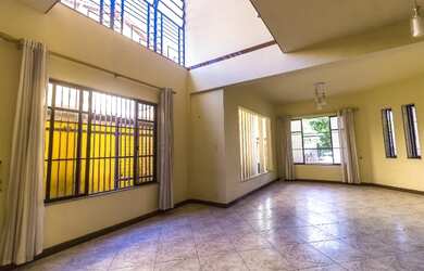 Imagem: A casa possui 4 Dormitórios, 5 Banheiros, 3 Vagas na garagem