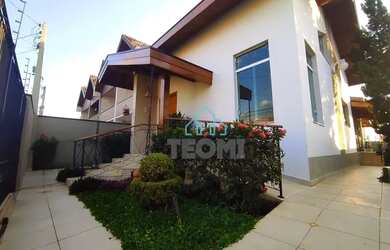 Imagem: A casa possui 5 Dormitórios, 5 Banheiros, 4 Vagas na garagem