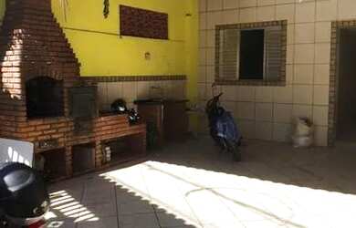 Imagem: A casa possui 3 Dormitórios, 2 Banheiros, 3 Vagas na garagem