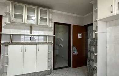 Imagem: A casa possui 3 Dormitórios, 5 Banheiros, 2 Vagas na garagem