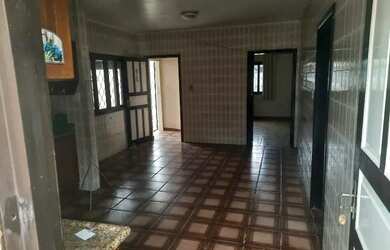 Imagem: A casa possui 4 Dormitórios, 2 Banheiros, 2 Vagas na garagem