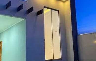 Imagem: A casa possui 3 Dormitórios, 2 Banheiros, 3 Vagas na garagem