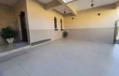 Imagem: A casa possui 3 Dormitórios, 2 Banheiros, 1 Vaga na garagem