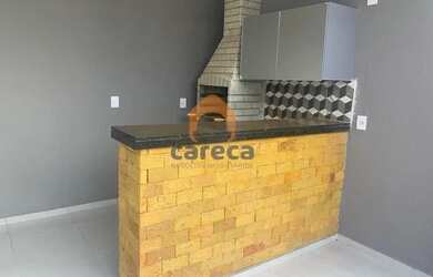 Imagem: A casa possui 3 Dormitórios, 2 Banheiros, 2 Vagas na garagem