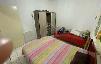 Imagem: A casa possui 2 Dormitórios, 1 Banheiro, 2 Vagas na garagem