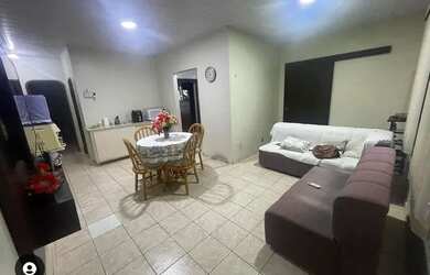 Imagem: A casa possui 4 Dormitórios, 2 Banheiros e 2 Vagas na garagem