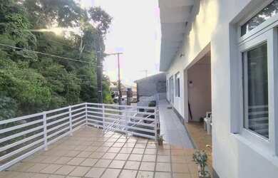 Imagem: A casa possui 4 Dormitórios, 2 Banheiros, 1 Vaga na garagem