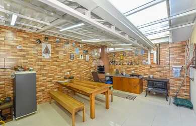 Imagem: A casa possui 3 Dormitórios, 1 Banheiro, 4 Vagas na garagem