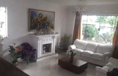 Imagem: A casa possui 4 Dormitórios, 5 Banheiros, 5 Vagas na garagem