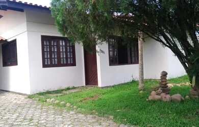 Imagem: A casa possui 2 Dormitórios, 1 Banheiro, 2 Vagas na garagem