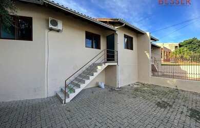 Imagem: A casa possui 3 Dormitórios, 1 Banheiro, 2 Vagas na garagem